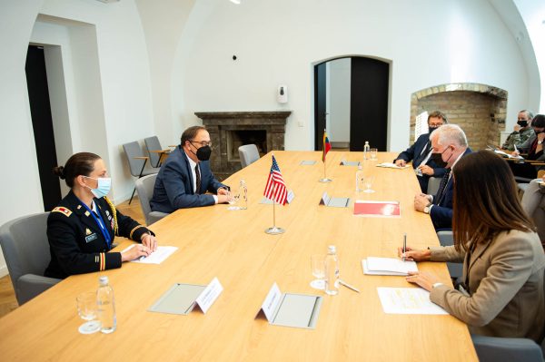  Ministras A. Anušauskas aptarė esamą saugumo situaciją su JAV ambasadoriumi ir gynybos atašė