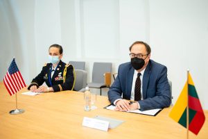  Ministras A. Anušauskas aptarė esamą saugumo situaciją su JAV ambasadoriumi ir gynybos atašė