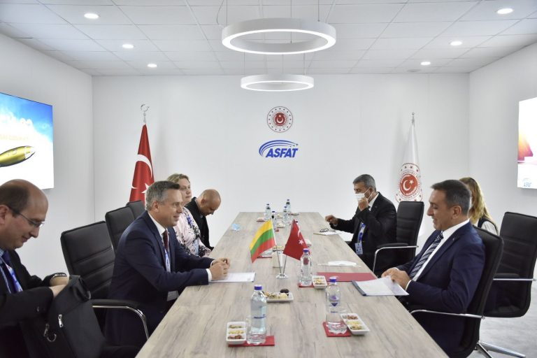 V. Semeška susitikime Turkijoje tarėsi dėl galimo šalių bendradarbiavimo gynybos pramonėje