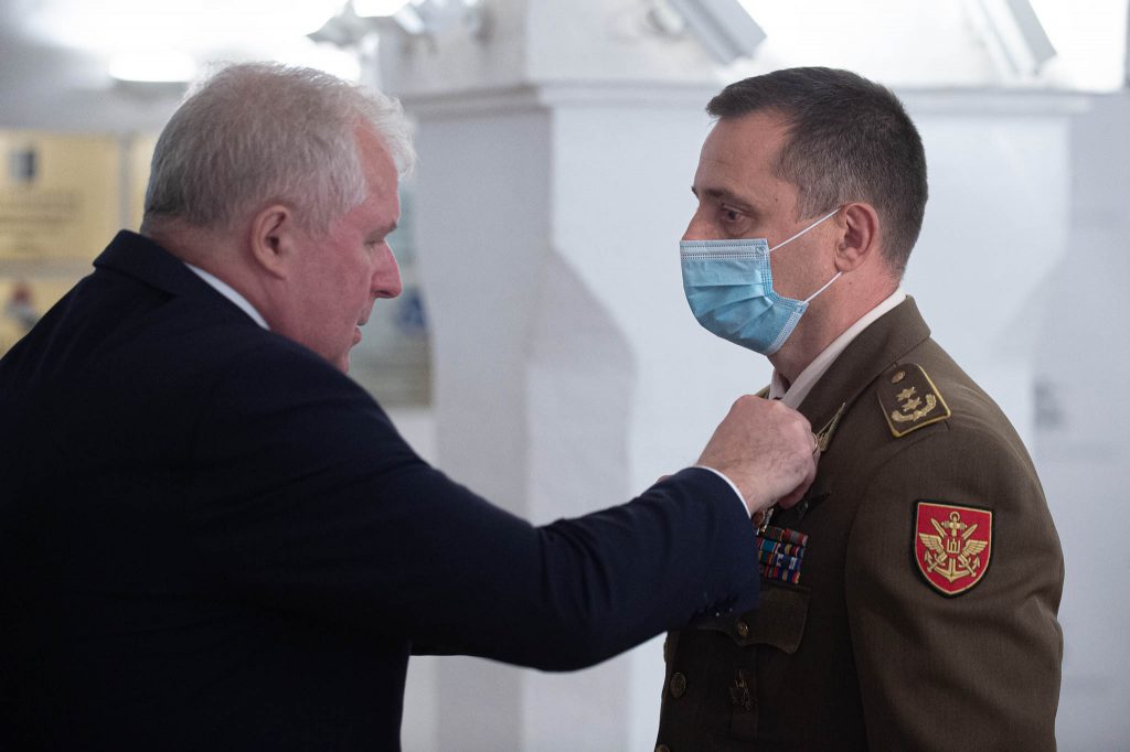 Apdovanoti krašto apsaugos sistemos darbuotojai ir kariai, padėję įvykdyti afganistaniečių evakuacijos operaciją