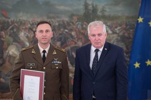  Apdovanoti krašto apsaugos sistemos darbuotojai ir kariai, padėję įvykdyti afganistaniečių evakuacijos operaciją