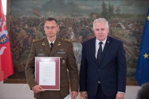  Apdovanoti krašto apsaugos sistemos darbuotojai ir kariai, padėję įvykdyti afganistaniečių evakuacijos operaciją