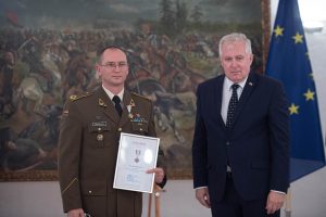  Apdovanoti krašto apsaugos sistemos darbuotojai ir kariai, padėję įvykdyti afganistaniečių evakuacijos operaciją