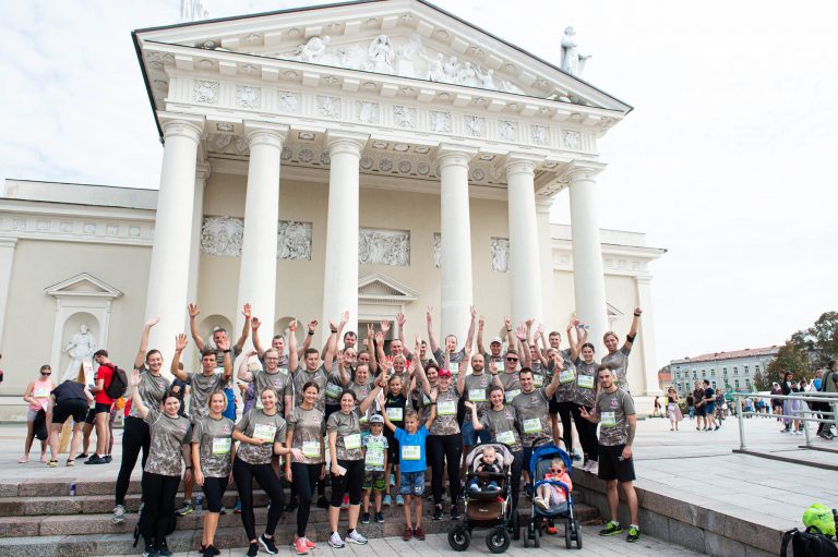  Krašto apsaugos ministerijos komanda Vilniaus maratone iškovojo LR Seimo taurę