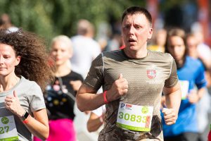  Krašto apsaugos ministerijos komanda Vilniaus maratone iškovojo LR Seimo taurę