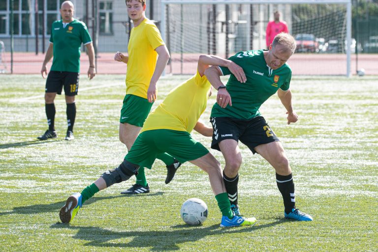  Krašto apsaugos ministerijos futbolininkai tradicinėse draugiškose rungtynėse pranoko užsienio gynybos atašė komandą