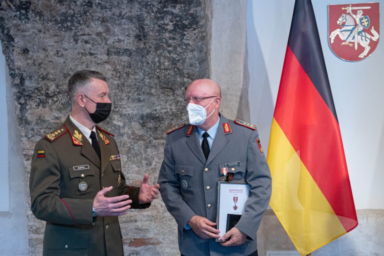  Vokietijos generolui medalį įteikęs viceministras Ž. Tomkus: „Vokietija atlieka labai svarbų vaidmenį užtikrinant Lietuvos saugumą“