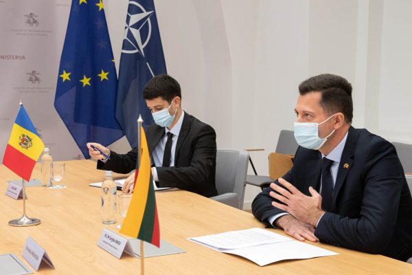  A. Anušauskas susitiko su Moldovos ambasadoriumi Lietuvoje: aptartos šalių karinio bendradarbiavimo perspektyvos