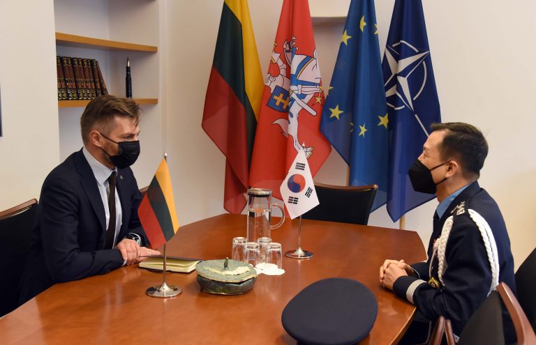 Su Pietų Korėjos gynybos atašė aptartas šalių bendradarbiavimas