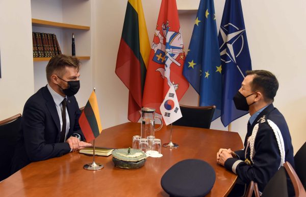  Su Pietų Korėjos gynybos atašė aptartas šalių bendradarbiavimas