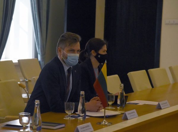  Krašto apsaugos viceministras M. Abukevičius su Nyderlandų  parlamentarais aptarė aktualius saugumo klausimus