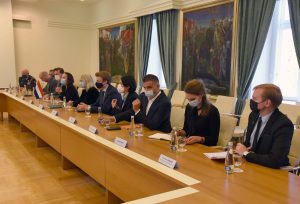  Krašto apsaugos viceministras M. Abukevičius su Nyderlandų  parlamentarais aptarė aktualius saugumo klausimus