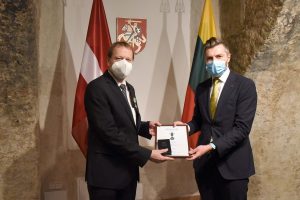  Už indėlį į Baltijos šalių bendradarbiavimo stiprinimą – medalis Latvijos gynybos ministerijos politikos direktoriui