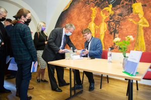  Savo naują knygą pristatęs V. Urbelis: dirbant su JAV reikia ne tik žinoti natas, bet ir girdėti muziką