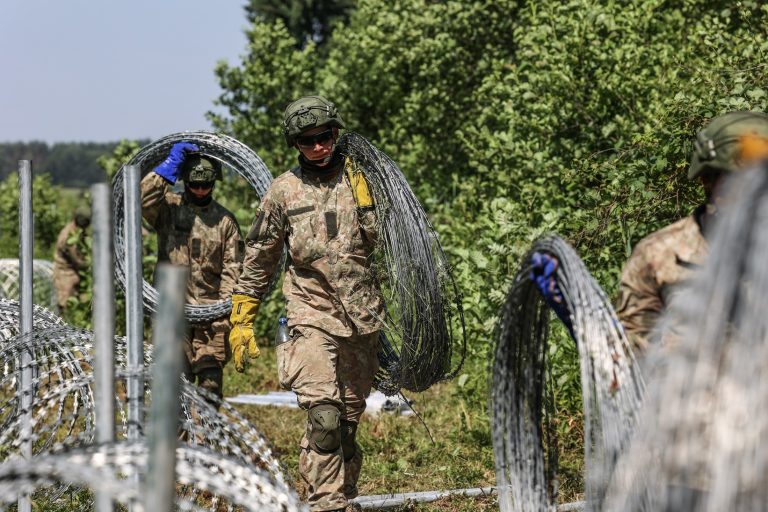 Krašto apsaugos ministerija paskatins 4 tūkst. karių, padėjusių stabdyti nelegalios migracijos antplūdį pasienyje