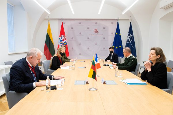  Ministras A. Anušauskas su Prancūzijos ambasadore aptarė dvišalio bendradarbiavimo aktualijas
