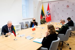  Ministras A. Anušauskas su Prancūzijos ambasadore aptarė dvišalio bendradarbiavimo aktualijas