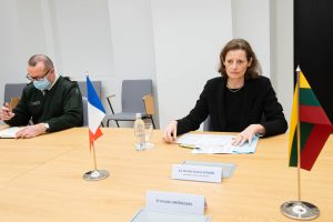  Ministras A. Anušauskas su Prancūzijos ambasadore aptarė dvišalio bendradarbiavimo aktualijas