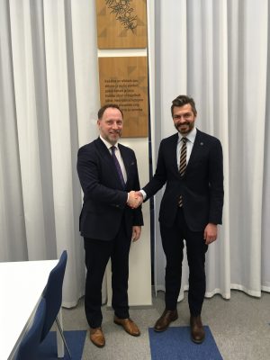  Estijoje krašto apsaugos viceministras M. Abukevičius aptarė veiksmus suvaldant nelegalių migrantų krizę, kibernetinio saugumo stiprinimą ir tolesnį šalių bendradarbiavimą