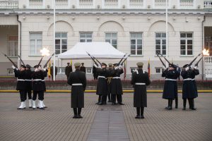  Vilniuje iššauta rekordinė Lietuvos kariuomenės Garbės sargybos kuopos ginklų salvė