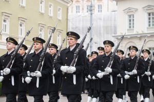  Vilniuje iššauta rekordinė Lietuvos kariuomenės Garbės sargybos kuopos ginklų salvė