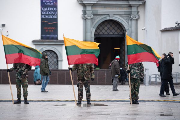  Lietuvos vėliavos dieną Gedimino pilies bokšte iškilmingai iškelta trispalvė