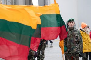  Lietuvos vėliavos dieną Gedimino pilies bokšte iškilmingai iškelta trispalvė