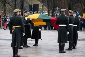  Lietuvos vėliavos dieną Gedimino pilies bokšte iškilmingai iškelta trispalvė