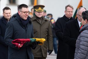  Lietuvos vėliavos dieną Gedimino pilies bokšte iškilmingai iškelta trispalvė
