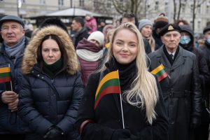  Lietuvos vėliavos dieną Gedimino pilies bokšte iškilmingai iškelta trispalvė