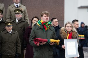  Lietuvos vėliavos dieną Gedimino pilies bokšte iškilmingai iškelta trispalvė