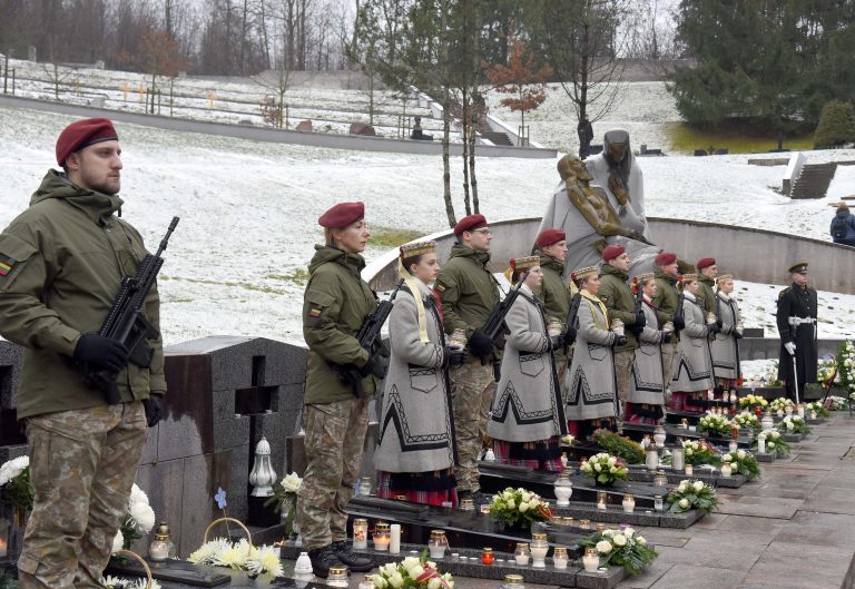 Laisvės gynėjų atminimas pagerbtas Antakalnio memoriale