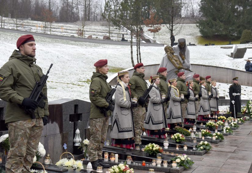 Laisvės gynėjų atminimas pagerbtas Antakalnio memoriale