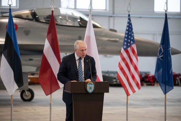  Danijos naikintuvus Šiauliuose pasitikęs A. Anušauskas: NATO gynybos ir atgrasymo priemonės mūsų regione bus adaptuojamos