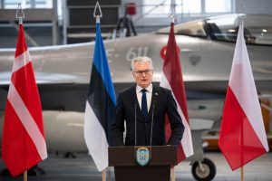  Danijos naikintuvus Šiauliuose pasitikęs A. Anušauskas: NATO gynybos ir atgrasymo priemonės mūsų regione bus adaptuojamos