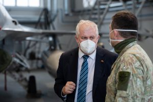  Danijos naikintuvus Šiauliuose pasitikęs A. Anušauskas: NATO gynybos ir atgrasymo priemonės mūsų regione bus adaptuojamos
