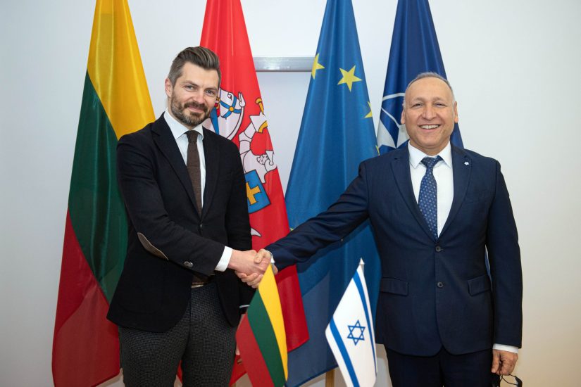 Viceministras M. Abukevičius aptarė saugumo situaciją su Izraelio ambasadoriumi