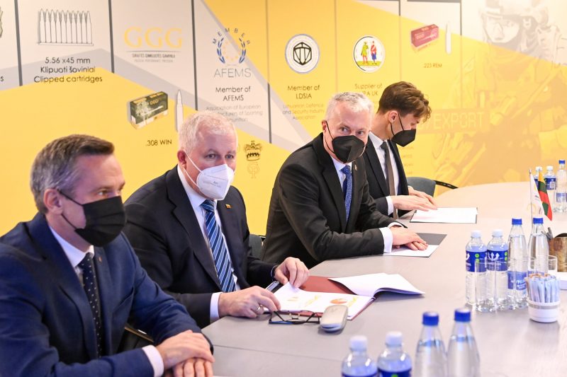 Krašto apsaugo ministras aptarė bendradarbiavimo galimybes su Giraitės ginkluotės gamykla