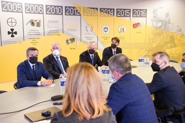  Krašto apsaugo ministras aptarė bendradarbiavimo galimybes su Giraitės ginkluotės gamykla