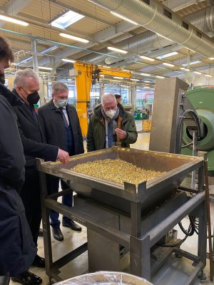  Krašto apsaugo ministras aptarė bendradarbiavimo galimybes su Giraitės ginkluotės gamykla