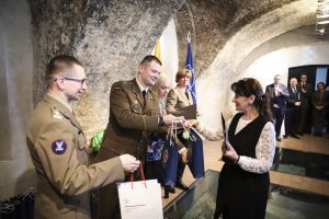  Apdovanoti mokinių rašinių konkurso „Mes esame NATO“ laureatai