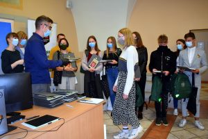  Apdovanotos mokinių konkurso „Praeities stiprybė – dabarčiai“ komandos nugalėtojos
