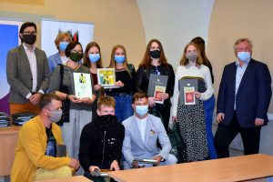  Apdovanotos mokinių konkurso „Praeities stiprybė – dabarčiai“ komandos nugalėtojos