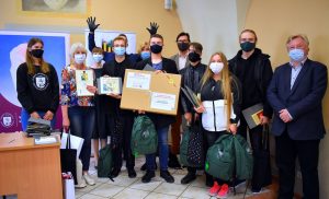  Apdovanotos mokinių konkurso „Praeities stiprybė – dabarčiai“ komandos nugalėtojos