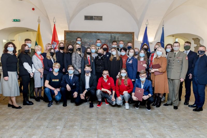 Apdovanoti mokinių rašinių konkurso „Mes esame NATO“ laureatai ir dalyviai