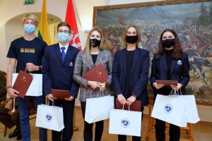  Apdovanoti mokinių rašinių konkurso „Mes esame NATO“ laureatai ir dalyviai