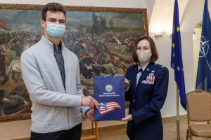  Apdovanoti mokinių rašinių konkurso „Mes esame NATO“ laureatai ir dalyviai