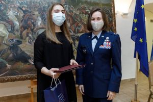  Apdovanoti mokinių rašinių konkurso „Mes esame NATO“ laureatai ir dalyviai
