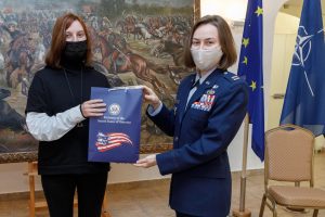  Apdovanoti mokinių rašinių konkurso „Mes esame NATO“ laureatai ir dalyviai