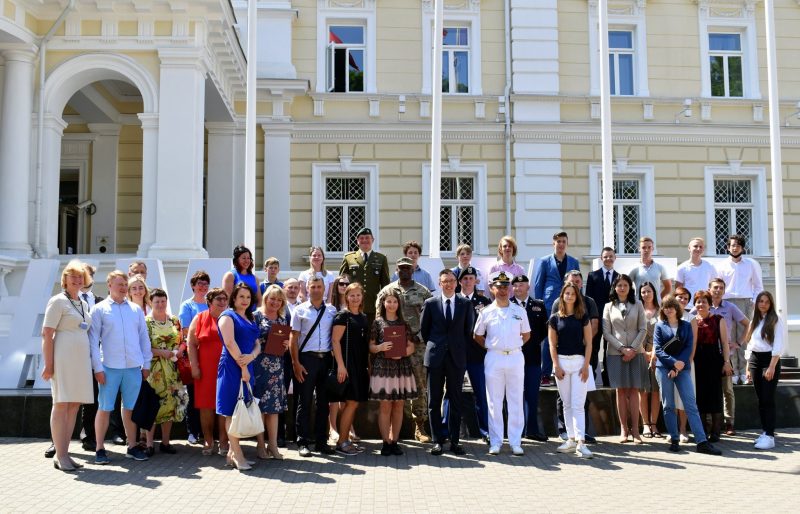 Apdovanoti „Mes esame NATO“ konkurso laureatai